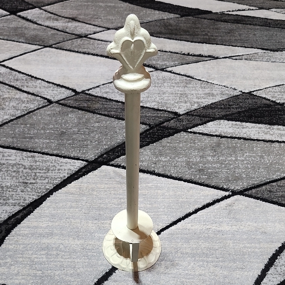 ANTIQUE WHITE 2001 CAST IRON "HEART" PAPER TOWEL HOLDER STAND FARMHOUSE